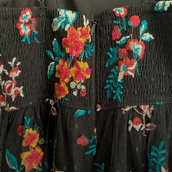 💐Lulu's💐Black Embroidered Midi Dress💐 - Picture 3 of 4